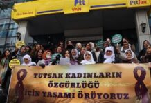 Tutsaklara saç örgülü fularlar gönderildi